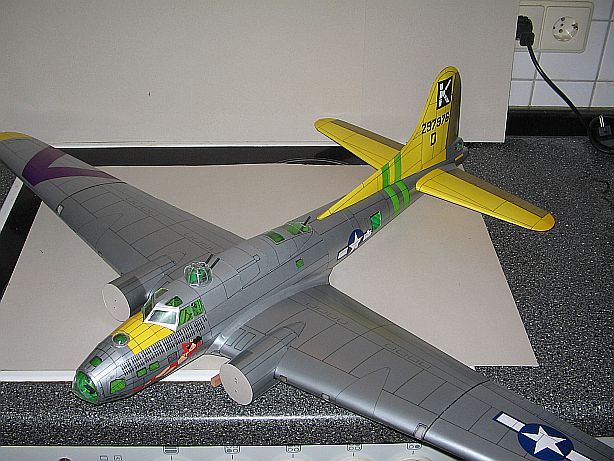 Boeing B-17 G "Flying Fortress" in 1:33  (FERTIG) - Seite 6 17-5310