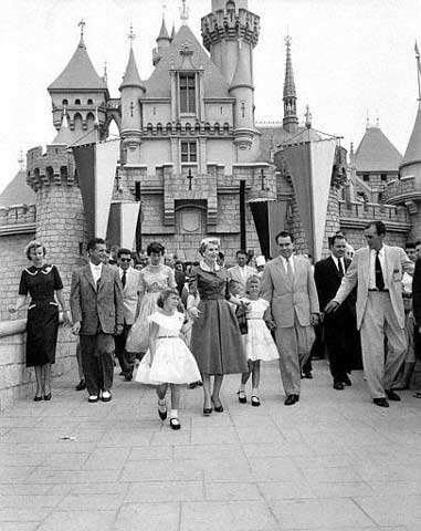 Tanti auguri DISNEYLAND: 53 anni! 42ef6c10