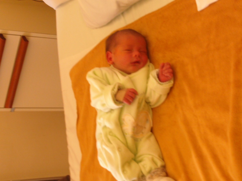Voici mon filleul qui est né aujourd'hui Dcfc0610