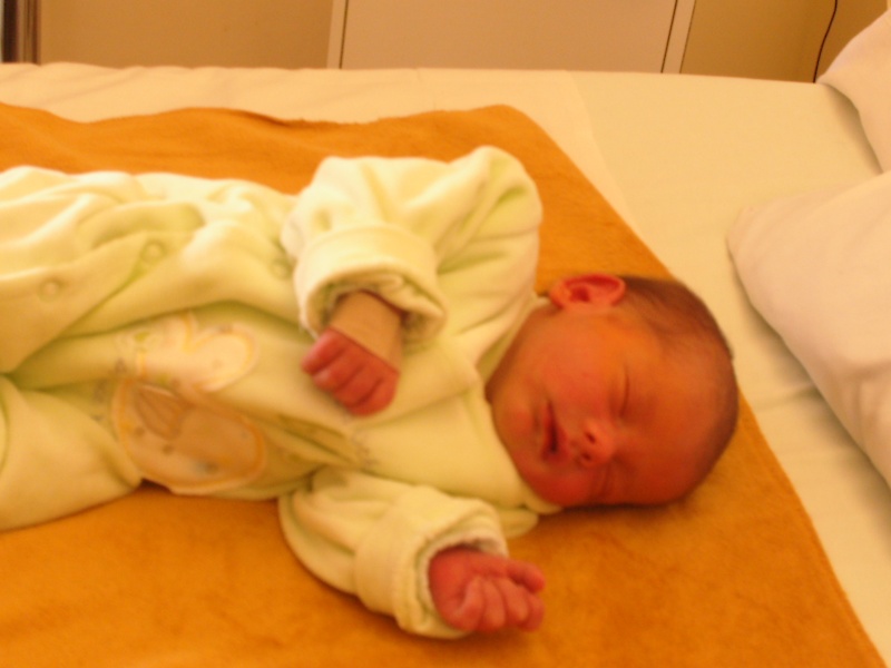 Voici mon filleul qui est né aujourd'hui Dcfc0611