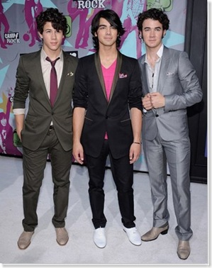 El mas elegante de los Jonas Brothers... Camp-r12