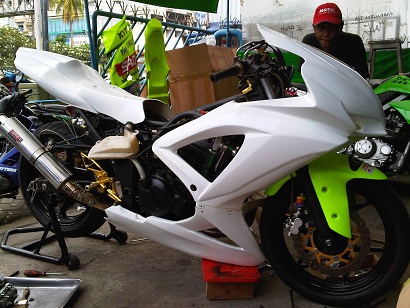 RESTOCK...LIGHTWEIGHT SWING ARM BUAT NINJA 250R by OVER RACING JAPAN "Ashton Speedshop" Racing Tuning - Original Parts - Insurance Claim - Modification - Fibreworks - Paintings. PICS ALL IN PAGE 1 Gsxrja10