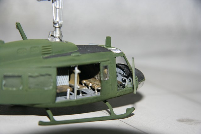 aidez moi pour le montage du helico UH-1D Iroquois. - Page 2 Img_9540