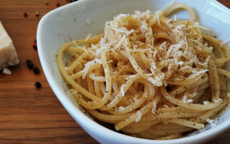 Pasta cacio e pepe, la ricetta romana originale Img10