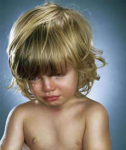 لماذا نحتضن اطفالنا عند البكاء؟ Cry_ba10