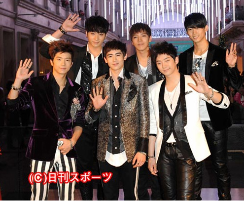 [04.11.11] Les 2PM ont participé à la cérémonie “Venusfort Illumination 11-12” 00110