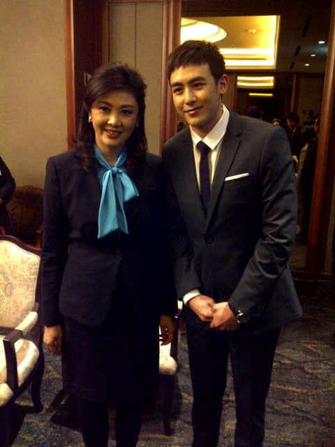 [26.03.12] Nichkhun et le Premier Ministre Thaïlandais lors de sa visite en Corée  10102