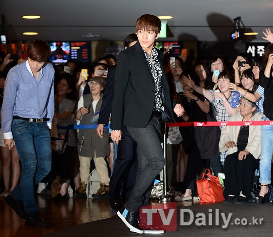[11.07.12] [PICS] Les 2PM présents à la première du film "5 Million Dollar Man" (sans Wooyoung) 10166