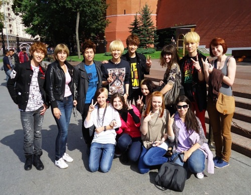 [20.09.11] Russie : SHINee danse avec ses fans le temps d’un flashmob 1027