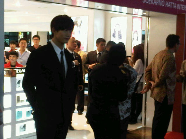 [31.01.12] Taecyeon présent à la grande ouverture du magasin Lotte Duty Free à Jakarta 1070