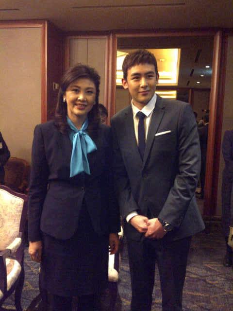 [26.03.12] Nichkhun et le Premier Ministre Thaïlandais lors de sa visite en Corée  11121