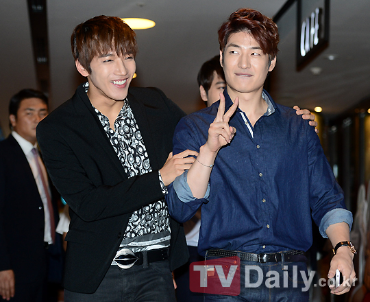 [11.07.12] [PICS] Les 2PM présents à la première du film "5 Million Dollar Man" (sans Wooyoung) 11174