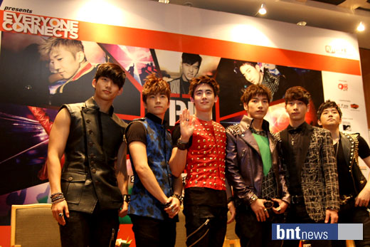 [24.11.11] 2PM Hands Up Asia Tour 2011 en Malaisie - conférence de presse 1148