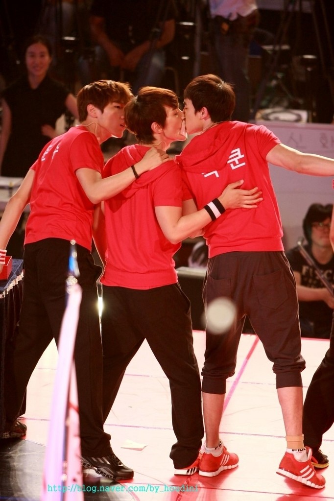 [08.05.12] [PICS] 2PM & Shinhwa - enregistrement de l'émission "God of Victory" 12117