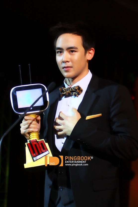 [31.03.12] Nichkhun a gagné l'Awards de la personne la plus influente au Woody Show's Kerd Awards 1305