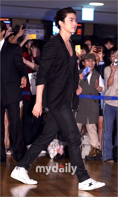 [11.07.12] [PICS] Les 2PM présents à la première du film "5 Million Dollar Man" (sans Wooyoung) 13136