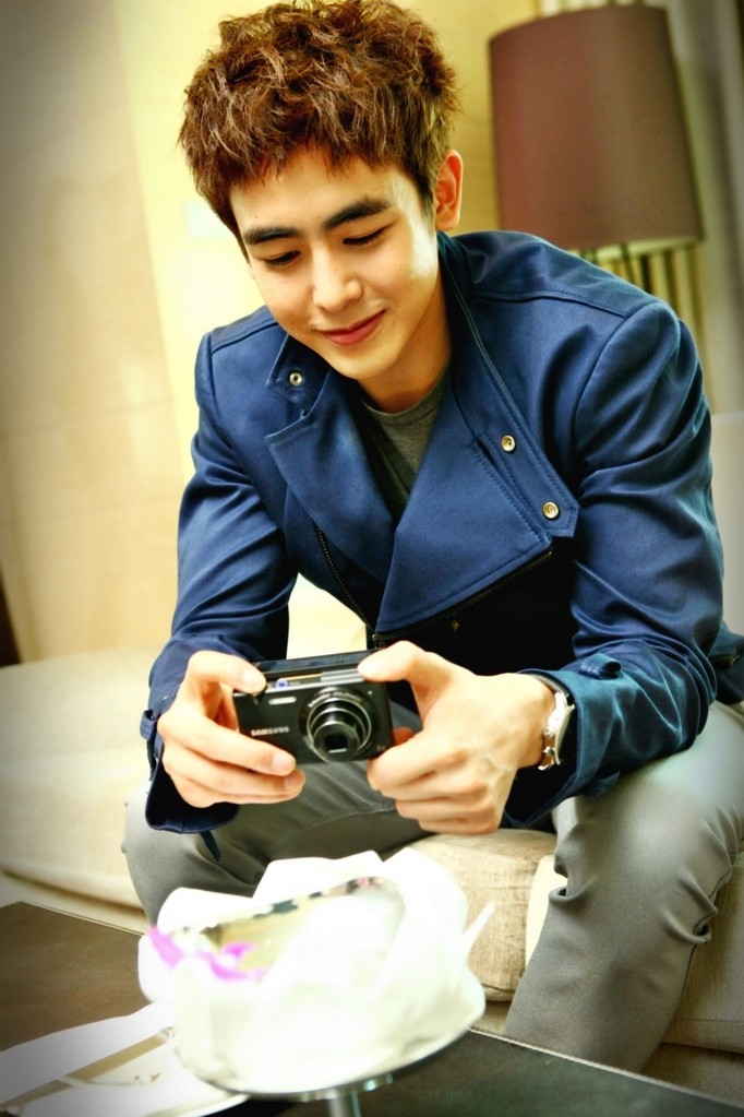 [18.10.11] Photos exclusives de Nichkhun avec le Samsung Multiview 1331