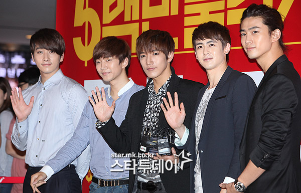 [11.07.12] [PICS] Les 2PM présents à la première du film "5 Million Dollar Man" (sans Wooyoung) 14126