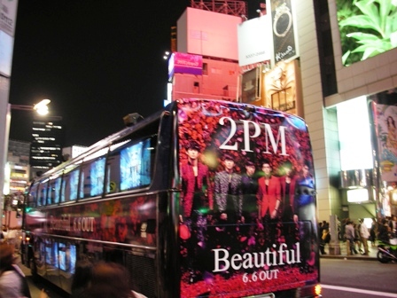 [09.06.12] [PICS] bus ‘2PM’ qui circule à Tokyo 1704