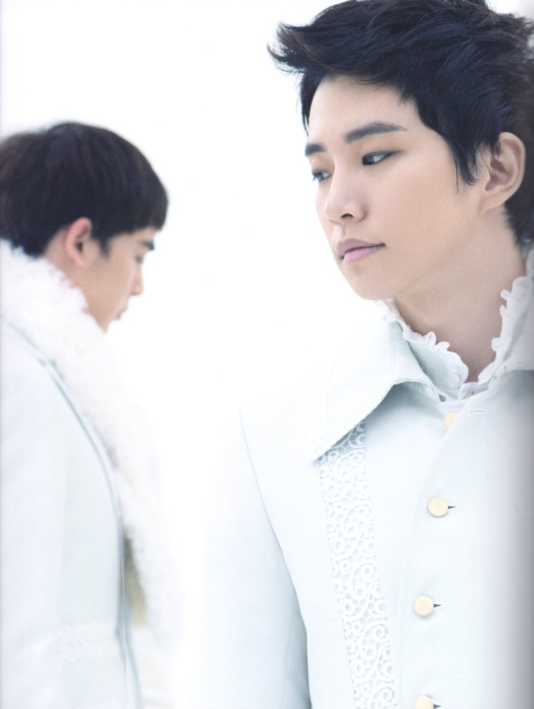 [06.12.11] [Scans] 2011 Japan Arena Tour Photobook 1829