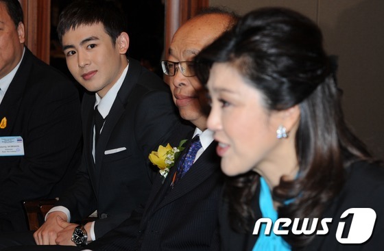 [26.03.12] Nichkhun et le Premier Ministre Thaïlandais lors de sa visite en Corée  2189