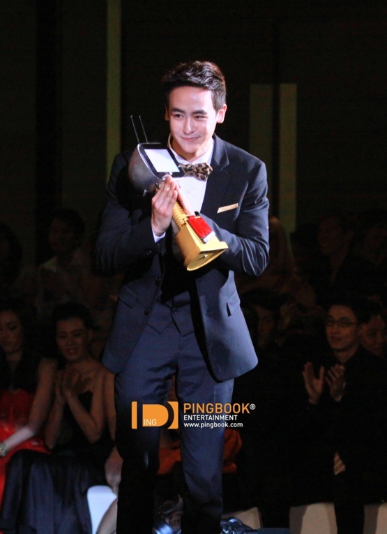 [31.03.12] Nichkhun a gagné l'Awards de la personne la plus influente au Woody Show's Kerd Awards 2196