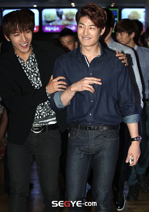 [11.07.12] [PICS] Les 2PM présents à la première du film "5 Million Dollar Man" (sans Wooyoung) 3298