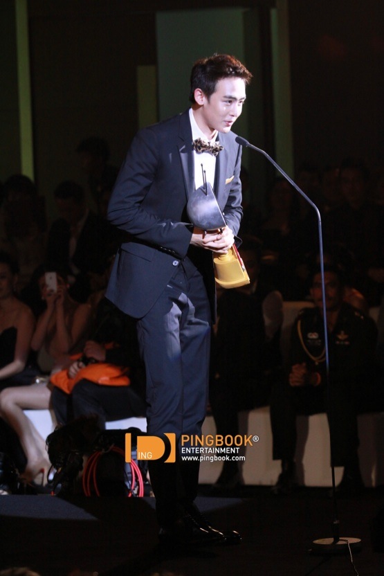 [31.03.12] Nichkhun a gagné l'Awards de la personne la plus influente au Woody Show's Kerd Awards 4151