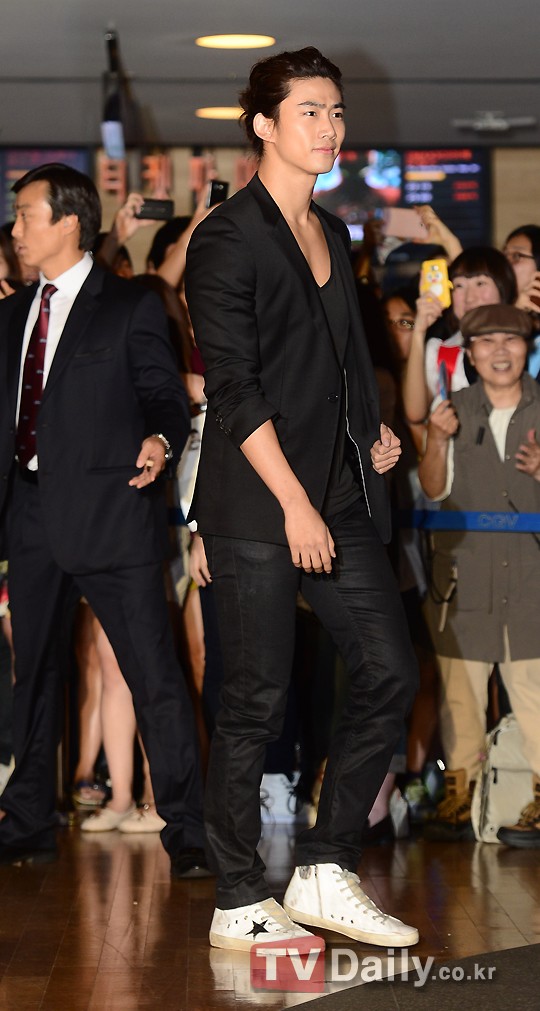 [11.07.12] [PICS] Les 2PM présents à la première du film "5 Million Dollar Man" (sans Wooyoung) 4256