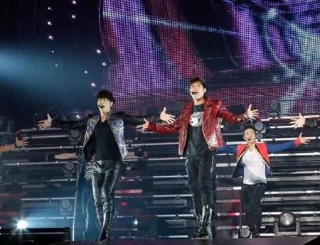 [08.12.11] Les 2PM ont tenu avec succés leur premier Arena Tour au Japon 46517810