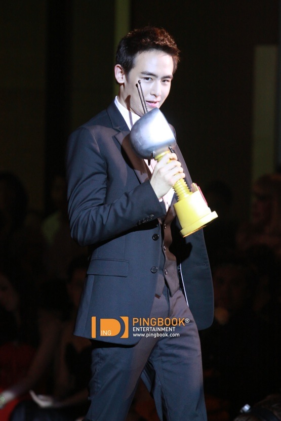 [31.03.12] Nichkhun a gagné l'Awards de la personne la plus influente au Woody Show's Kerd Awards 5144