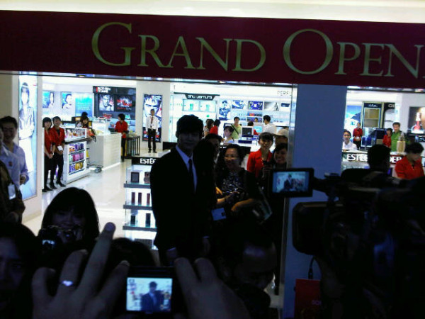 [31.01.12] Taecyeon présent à la grande ouverture du magasin Lotte Duty Free à Jakarta 598