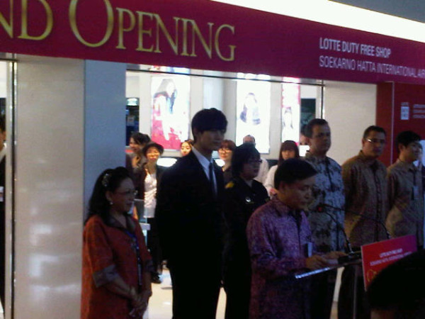 [31.01.12] Taecyeon présent à la grande ouverture du magasin Lotte Duty Free à Jakarta 692
