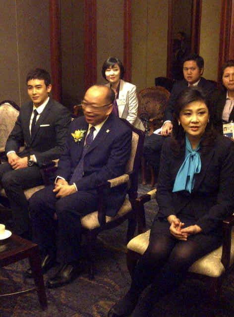 [26.03.12] Nichkhun et le Premier Ministre Thaïlandais lors de sa visite en Corée  7118