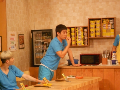 [11.07.12] [PICS] Wooyoung dans l'émission Happy Together 7193