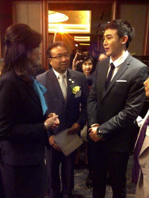 [26.03.12] Nichkhun et le Premier Ministre Thaïlandais lors de sa visite en Corée  8111