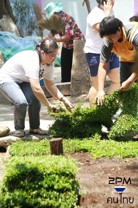 [04.05.12] Les Hottest thaïlandaises aident à la reconstruction d’une école ravagée par les inondations 8131