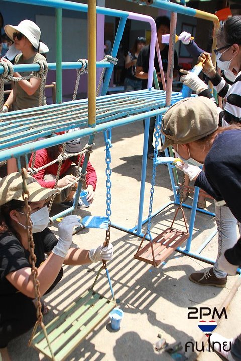 [04.05.12] Les Hottest thaïlandaises aident à la reconstruction d’une école ravagée par les inondations 9122