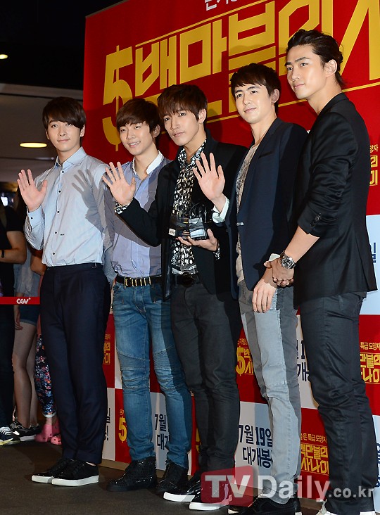 [11.07.12] [PICS] Les 2PM présents à la première du film "5 Million Dollar Man" (sans Wooyoung) 9168