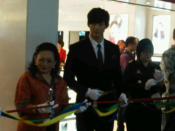 [31.01.12] Taecyeon présent à la grande ouverture du magasin Lotte Duty Free à Jakarta 969