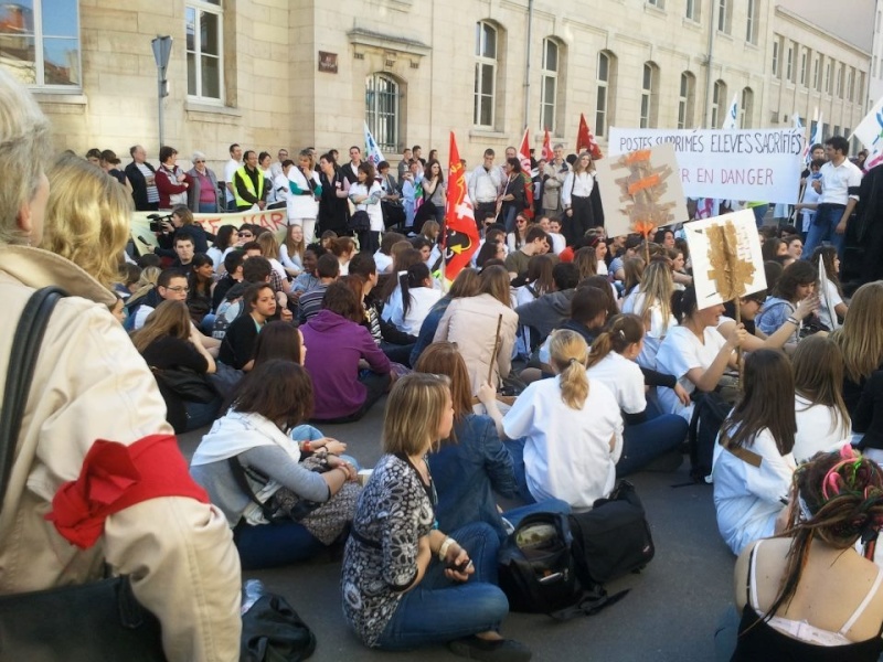 Notre lycée est en grève jeudi.  4_bmp10