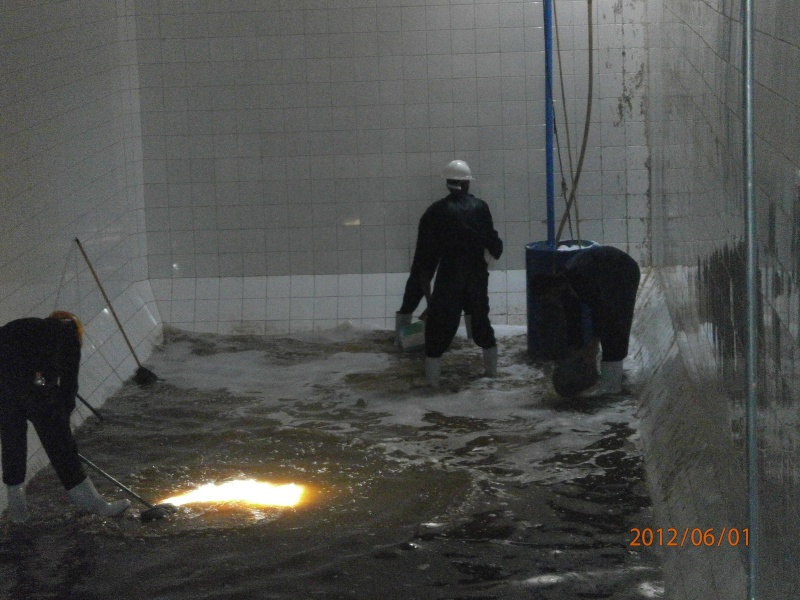 استخدام الطلمبات الغاطسة لرفع مخلفات تنظيف وغسيل الخزانات P6010037