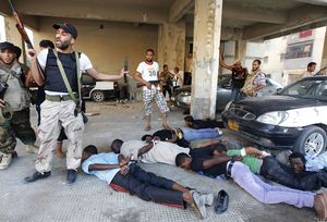 Libye – Crimes anti-noir du CNT, vol et charnier : vidéos, photos  Blacks10