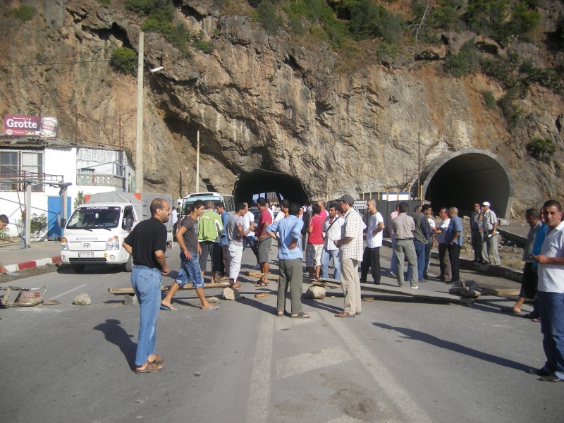 les habitants d Aokas bloquent la route nationnal No 9. Imgp3133