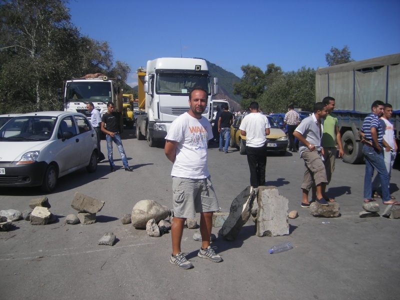 les habitants d Aokas bloquent la route nationnal No 9. Imgp3141