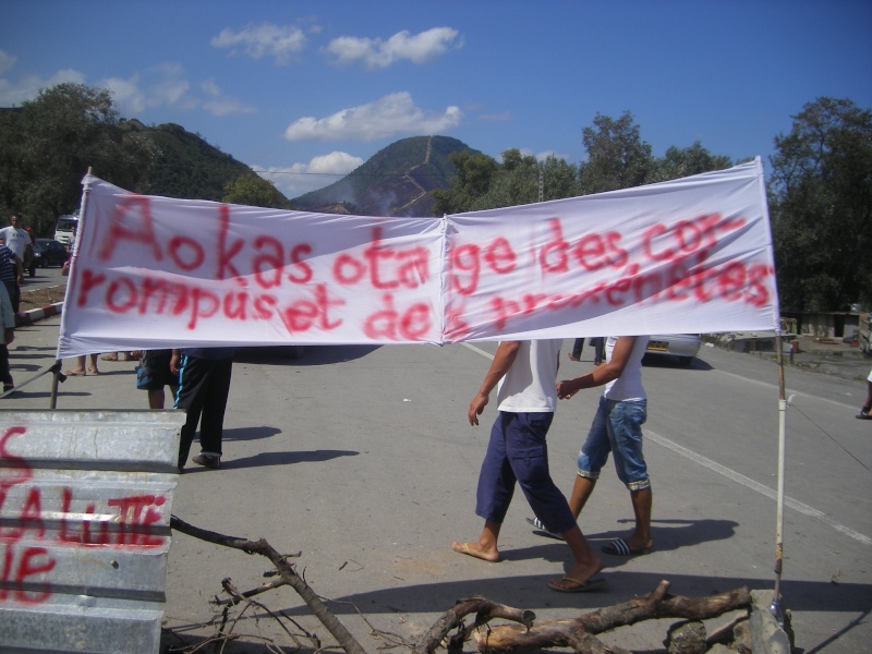 les habitants d Aokas bloquent la route nationnal No 9. Imgp3210