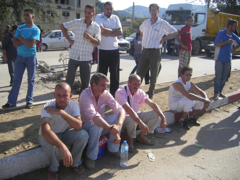 les habitants d Aokas bloquent la route nationnal No 9. Imgp3214