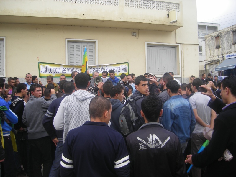 A l’appel du MAK : les citoyens marchent à Bgayet malgré le mauvais temps . Imgp3813