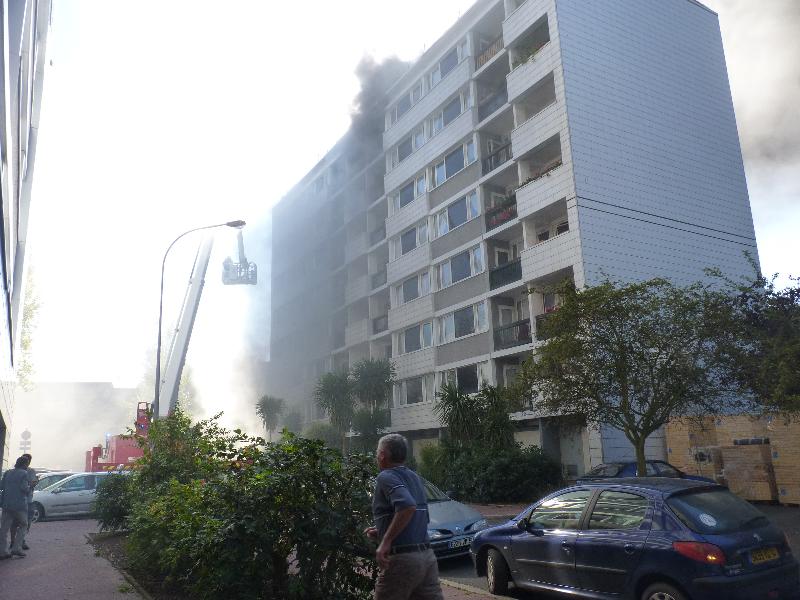 Feu d'immeuble à Cherbourg !! Min-7210