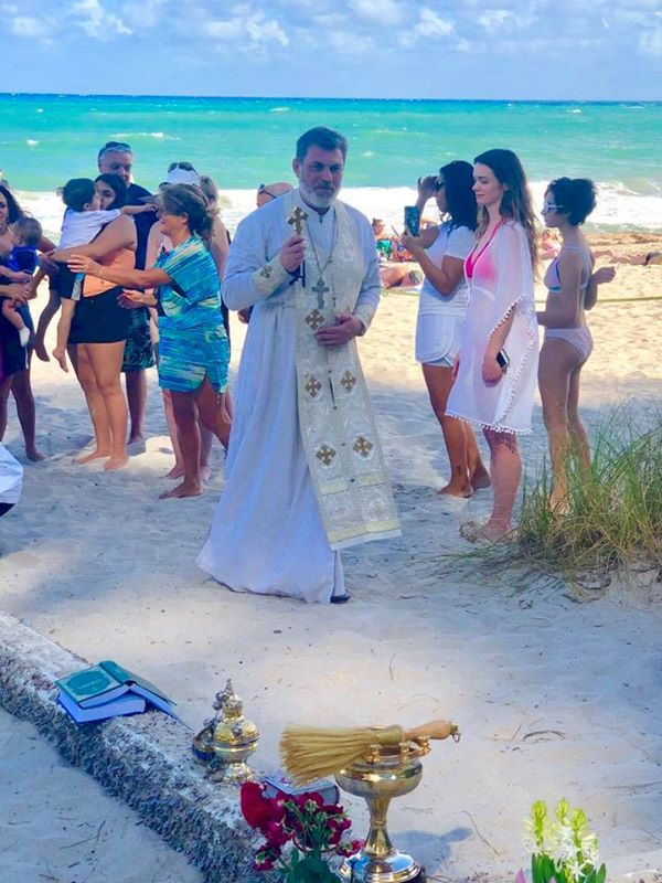 Une mystérieuse Croix de bois sur une plage de Floride 51567710
